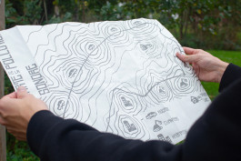 Carte réalisée en sérigraphie, ouverte tenue à deux mains