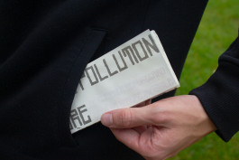 Carte réalisée en sérigraphie, fermée dans une poche, mise en situation