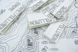 Carte réalisée en sérigraphie, plusieurs exemplaires fermés sur une carte ouverte