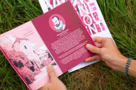 Mise en situation du dépliant de Montaigne en mouvement ouvert à moitié, design graphique