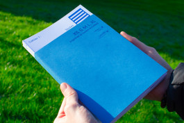 Édition de design graphique avec un rabat bleu qui recouvre le livre, typographie en surimpression