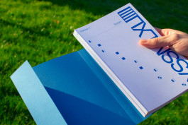 Édition de design graphique avec un rabat ouvert, deux cahiers à l'intérieur, impression en bleu sur blanc, pictogrammes