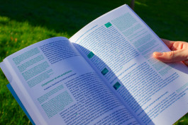 Pages d'une édition de design graphique, composition de textes sur une double page