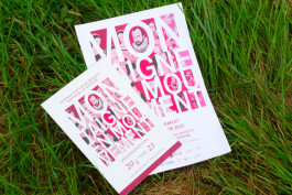 Mise en situation du dépliant fermé et de l'affiche de Montaigne en mouvement, design graphique