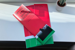 Édition de design graphique avec une couverture rouge et une reliure au fil, sommaire au dos, typographie noire