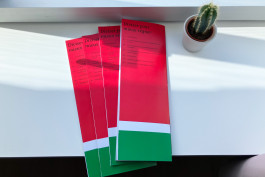 Édition de design graphique avec une couverture rouge et une reliure au fil, sommaire au dos, typographie noire