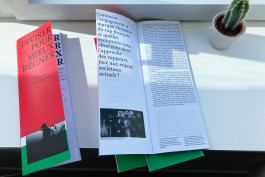 Édition de design graphique avec une couverture rouge et une reliure au fil, sommaire au dos, typographie noire