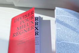 Édition de design graphique avec une couverture rouge et une reliure au fil, sommaire au dos, typographie noire