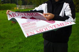 mise en situation de l'affiche de Montaigne en mouvement, illustrations en teintes de rouge, design graphique