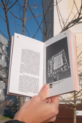 Pages d'une édition de design graphique sur les quartiers populaires prise en photo devant un arbre