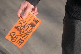 Édition d'un mémoire en design graphique sur les quartiers populaires, couverture orange, reliure cousue