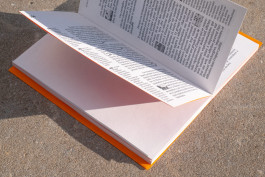 Pages d'une édition de design graphique sur les quartiers populaires