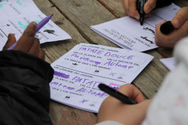 Signalétique participative créée pour le Potager des Cultures des Cols Verts au Blosne à Rennes, réalisée avec la Maison des Squares par le graphiste et illustrateur Mathis Van Hecke.